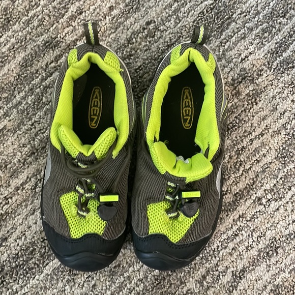 Keen youth size 13 in grey and bright green. - Picture 3 of 4